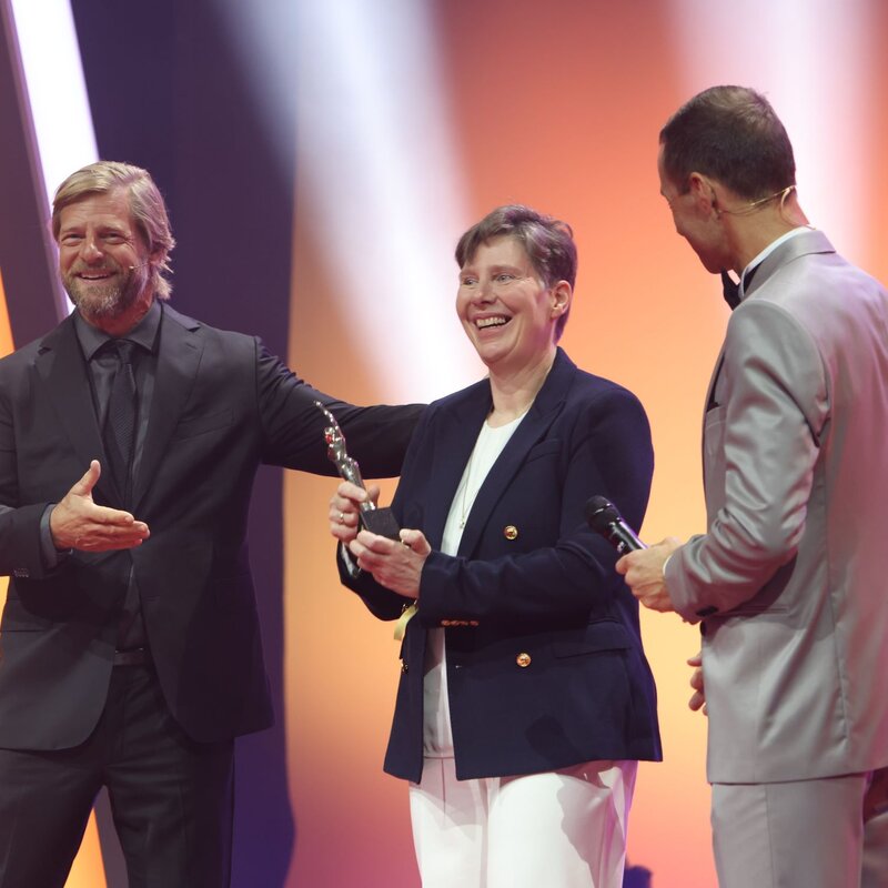 Henning Baum überreicht GOLD-Figurine an Anja van Eijsden. | © BILD der FRAU