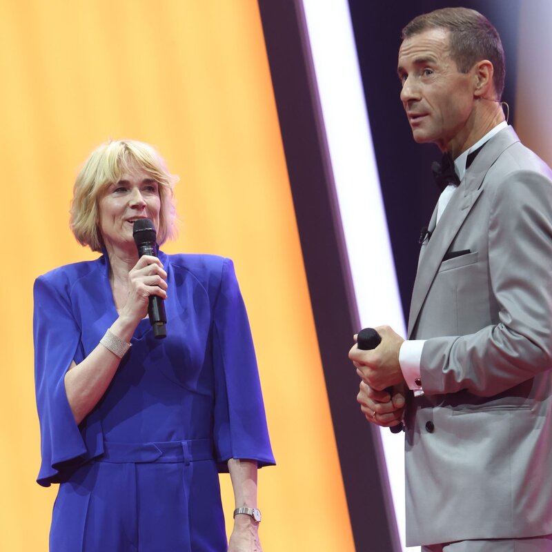 Sandra Immor und Kai Pflaume stehen auf der Bühne. | © BILD der FRAU