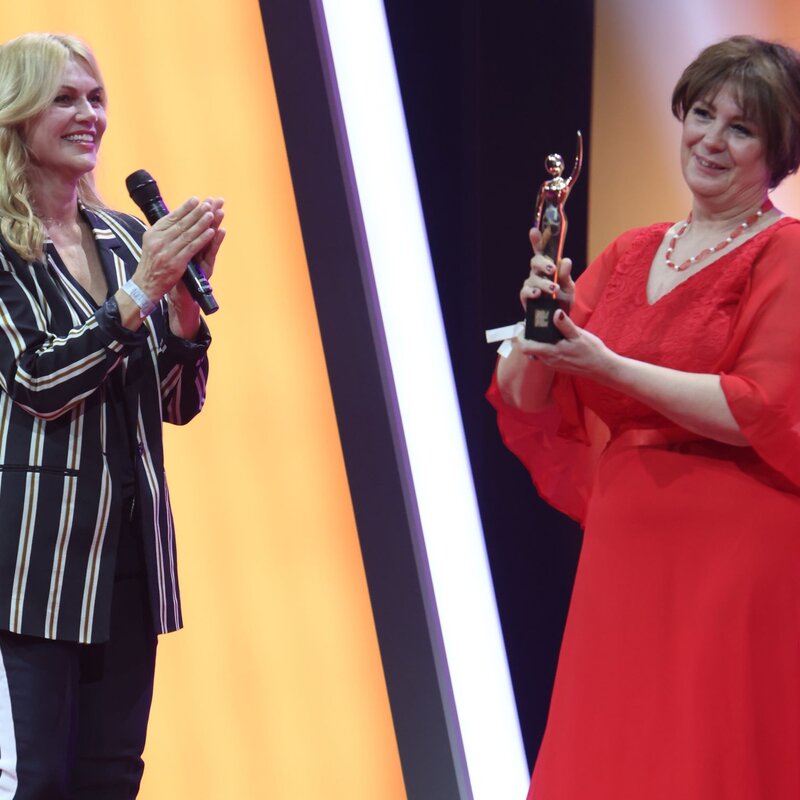 Anna Loos überreicht Andrea Krull eine GOLD-Figurine. | © BILD der FRAU