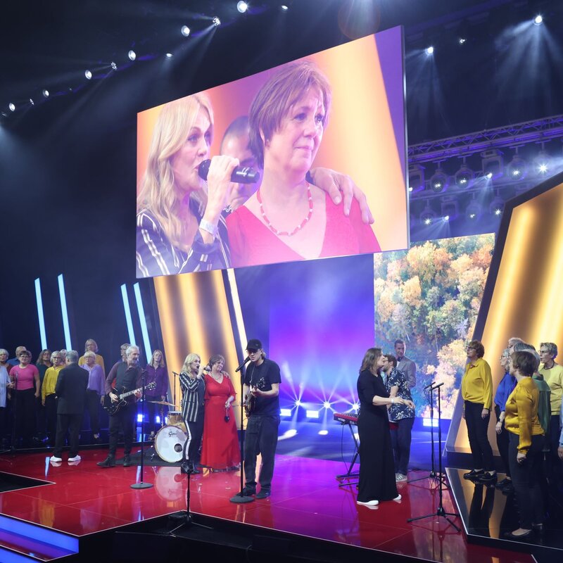 Anna Loos singt mit Chor "Jetzt oder nie". | © BILD der FRAU