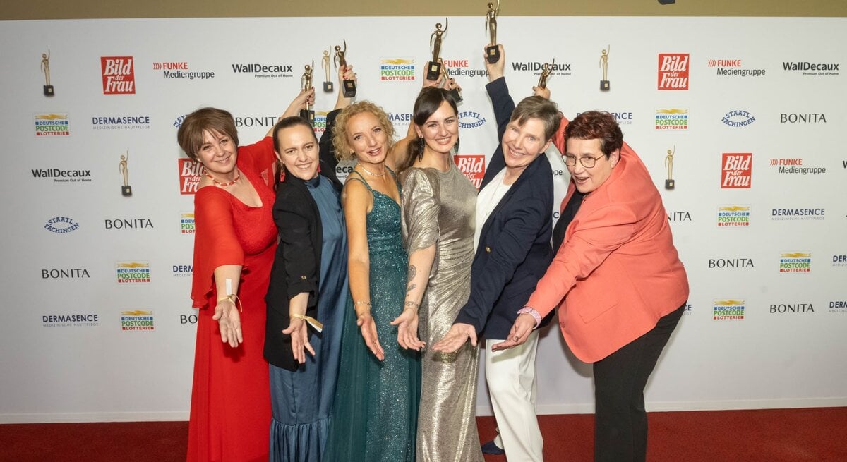 Sechs Preisträgerinnen in Abendgarderobe mit ihrer goldenen Figurine auf dem roten Teppich der GOLDENEN BILD der FRAU-Gala 2023. 