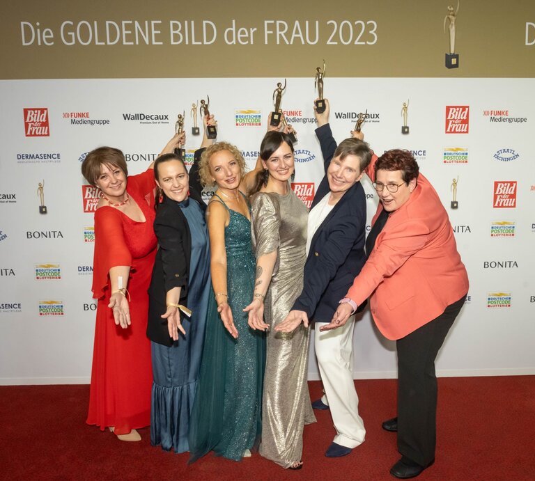 Sechs Preisträgerinnen in Abendgarderobe mit ihrer goldenen Figurine auf dem roten Teppich der GOLDENEN BILD der FRAU-Gala 2023.  | © Henning Scheffen