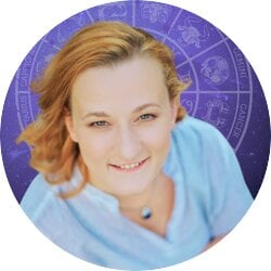 Auf dem Bild ist eine Frau mit rot-blonden Haaren zu sehen. Sie trägt eine hellblaue Bluse und eine silberne Kette mit einem blauen Stein. Sie schaut von unten nach oben. Hinter ihr ist der Planet Neptun zu sehen und der Tierkreis mit den 12 astrologischen Symbolen der Tierkreiszeichen. | © pixabay/ Nikiko, NASA CCO Images/ NASA, GeoImages, zzzeus und Stephanie Herbst [M]