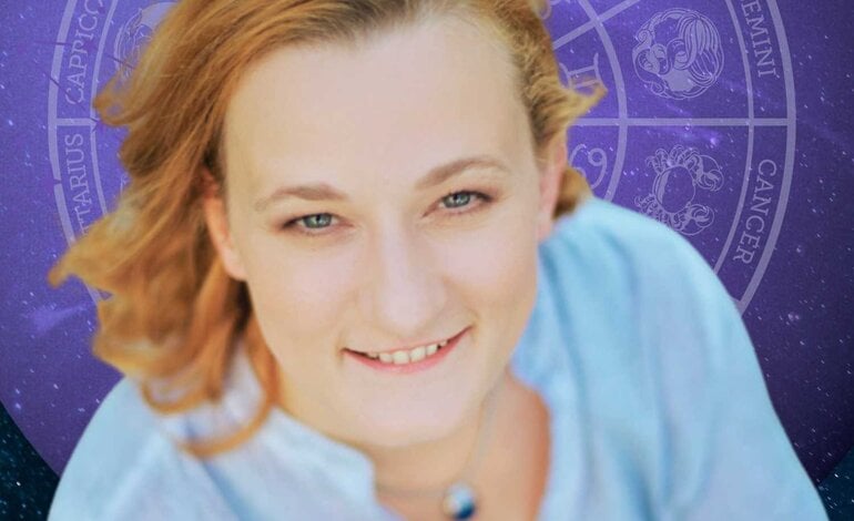Auf dem Bild ist eine Frau mit rot-blonden Haaren zu sehen. Sie trägt eine hellblaue Bluse und eine silberne Kette mit einem blauen Stein. Sie schaut von unten nach oben. Hinter ihr ist der Planet Neptun zu sehen und der Tierkreis mit den 12 astrologischen Symbolen der Tierkreiszeichen. | © pixabay/ Nikiko, NASA CCO Images/ NASA, GeoImages, zzzeus und Stephanie Herbst [M]