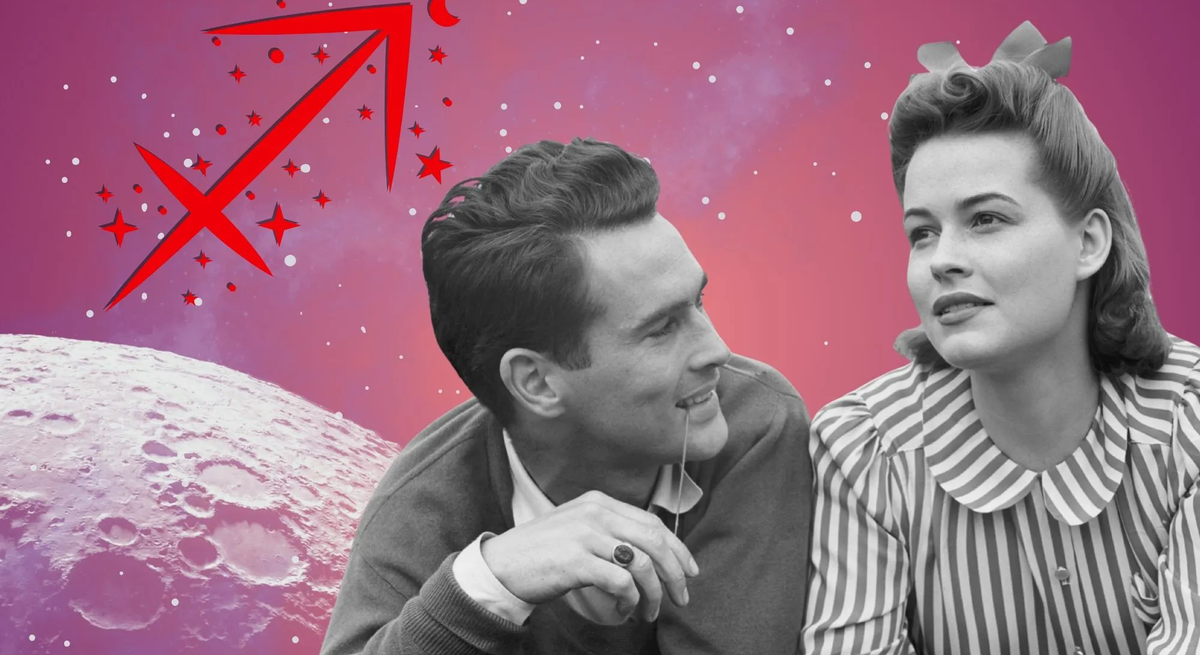 Liebeshoroskop für das Sternzeichen Schütze: llustration eines Paares vor einem pink-lilafarbenen Weltraumhintergrund mit Sternenhimmel und Mond. Links im Bild ist das rote Symbol Tierkreiszeichens Schütze.