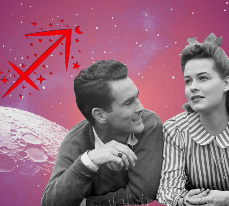 Liebeshoroskop für das Sternzeichen Schütze: llustration eines Paares vor einem pink-lilafarbenen Weltraumhintergrund mit Sternenhimmel und Mond. Links im Bild ist das rote Symbol Tierkreiszeichens Schütze. | © Getty Images/ George Marks, sceptical cactus, OyoyStudio, artist4love und kucingpink/ mohamad imron hamsyah via Canva.com [M]