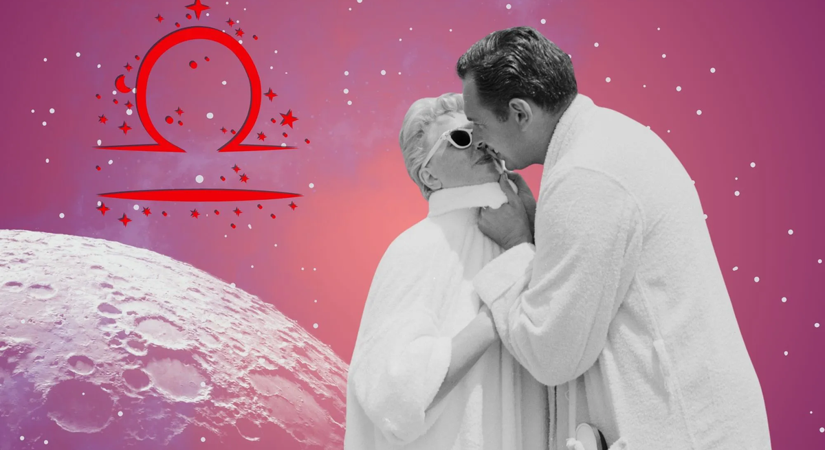 Liebeshoroskop für das Sternzeichen Waage: llustration eines Paares vor einem pink-lilafarbenen Weltraumhintergrund mit Sternenhimmel und Mond. Links im Bild ist das rote Symbol Tierkreiszeichens Waage.
