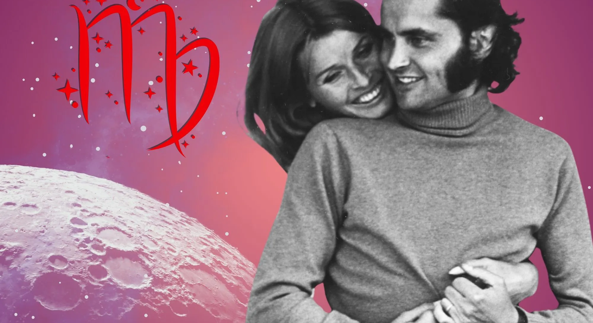 Liebeshoroskop für das Sternzeichen Jungfrau: llustration eines Paares vor einem pink-lilafarbenen Weltraumhintergrund mit Sternenhimmel und Mond. Links im Bild ist das rote Symbol Tierkreiszeichens Jungfrau.