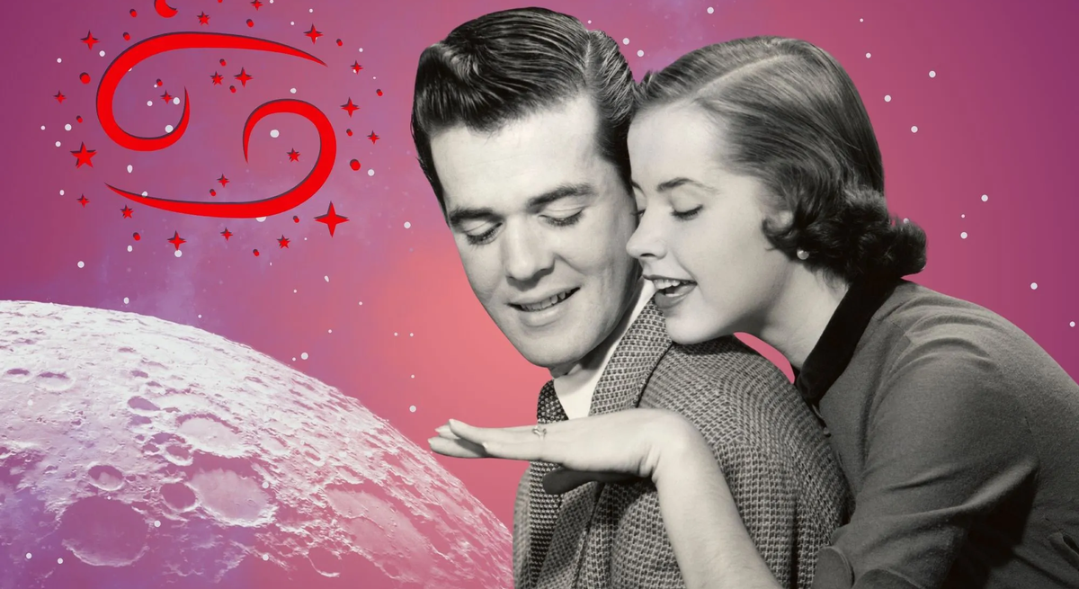 Liebeshoroskop für das Sternzeichen Krebs: llustration eines Paares vor einem pink-lilafarbenen Weltraumhintergrund mit Sternenhimmel und Mond. Links im Bild ist das rote Symbol Tierkreiszeichens Krebs.