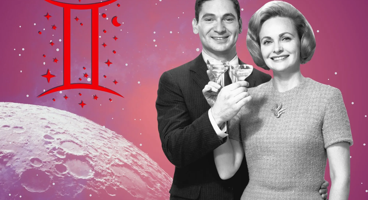 Liebeshoroskop für das Sternzeichen Zwillinge: llustration eines Paares vor einem pink-lilafarbenen Weltraumhintergrund mit Sternenhimmel und Mond. Links im Bild ist das rote Symbol Tierkreiszeichens Zwillinge.