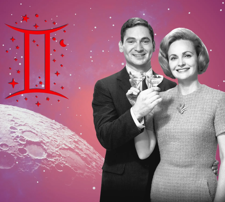 Liebeshoroskop für das Sternzeichen Zwillinge: llustration eines Paares vor einem pink-lilafarbenen Weltraumhintergrund mit Sternenhimmel und Mond. Links im Bild ist das rote Symbol Tierkreiszeichens Zwillinge. | © Getty Images/ Screen Archives, sceptical cactus, OyoyStudio, artist4love und kucingpink/ mohamad imron hamsyah via Canva.com [M]