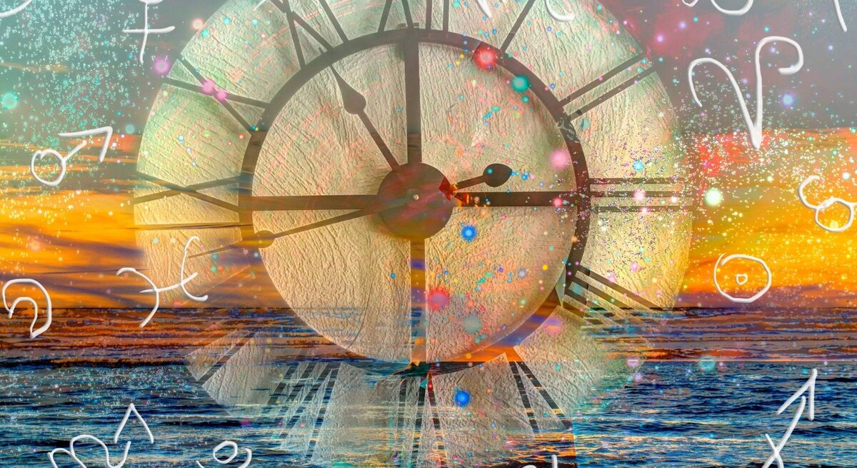 Symbolisches, digital überblendetes Bild mit einer antiken Uhr vor einem Sonnenuntergang über dem Meer. Überlagert sind leuchtende astrologische Symbole der Sternzeichen sowie funkelnde Lichtpunkte – eine visuelle Darstellung von Zeit, Kosmos und astrologischer Bedeutung.
