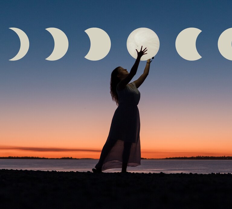 Eine Frau in einem fließenden Kleid steht bei Sonnenuntergang am Strand und streckt die Arme nach einem leuchtenden Vollmond aus, der über ihr zu schweben scheint. Über ihrem Kopf sind die acht Mondphasen von links nach rechts dargestellt – von zunehmender Sichel über Vollmond bis zur abnehmenden Sichel. Der Himmel zeigt einen sanften Übergang von Orange zu tiefem Blau. | © Pexels/ Ruvim und alonasavchuk via Canva.com [M] 