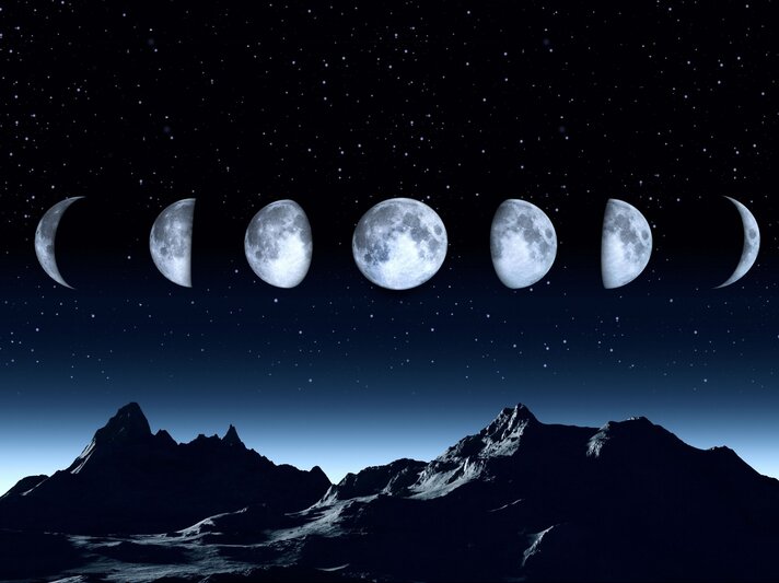 Die Mondphasen vor einem Nachtsternenhimmel. Darunter ein Bergmassiv. | © Getty Images/ artpartner-images via Canva.com [M]