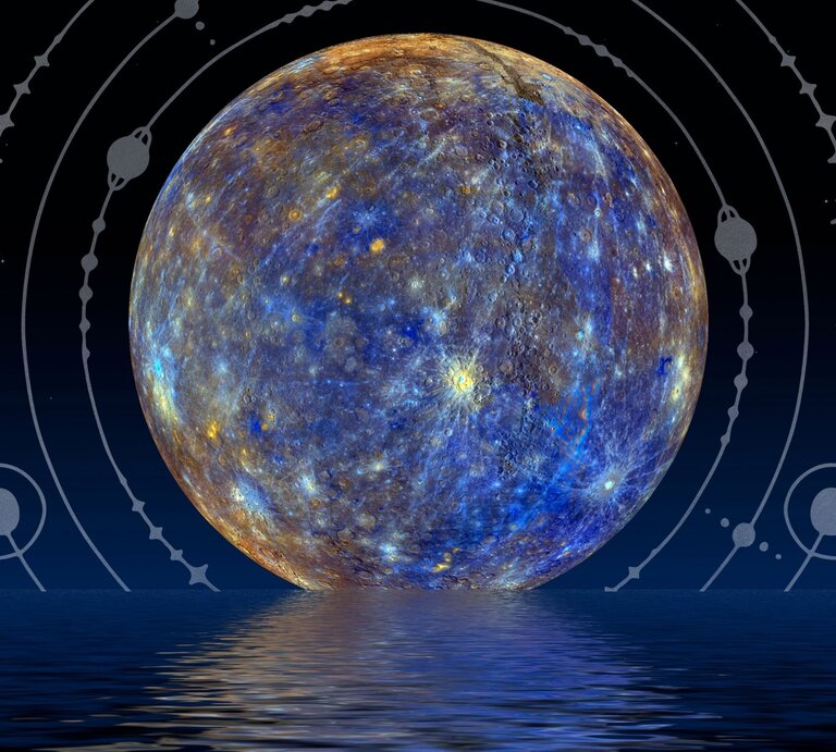 Der Planet Merkur geht scheinbar über einem stillen Meer unter und ist umgeben von Planetenringen. | © Dragan Valentin's Images und Julia Dreams via Canva.com [M]