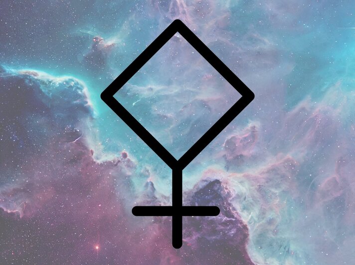 Das schwarze, astrologische Symbol des Asteroiden Pallas Athene auf einem Hintergrund aus pastellfarbenem Weltraum-Nebel. Das Symbol besteht aus zwei V-förmig nach unten zeigenden Linien mit waagerechtem Abschluss, aus deren Mitte eine stilisierte Flamme emporsteigt. Der Hintergrund zeigt leuchtende Sterne und farbenreiche kosmische Wolken in Blau, Türkis und Violett. Die Darstellung wirkt mystisch und spirituell, möglicherweise in Verbindung mit astrologischen oder energetischen Konzepten. | © Visual Content und Vital Intent/ Jessica Aceret via Canva.com [M]