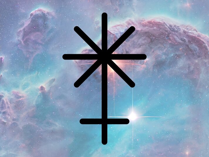 Das schwarze, astrologische Symbol des Asteroiden Juno auf einem Hintergrund aus pastellfarbenem Weltraum-Nebel. Das Symbol besteht aus zwei V-förmig nach unten zeigenden Linien mit waagerechtem Abschluss, aus deren Mitte eine stilisierte Flamme emporsteigt. Der Hintergrund zeigt leuchtende Sterne und farbenreiche kosmische Wolken in Blau, Türkis und Violett. Die Darstellung wirkt mystisch und spirituell, möglicherweise in Verbindung mit astrologischen oder energetischen Konzepten. | © Visual Content und Vital Intent/ Jessica Aceret via Canva.com [M]