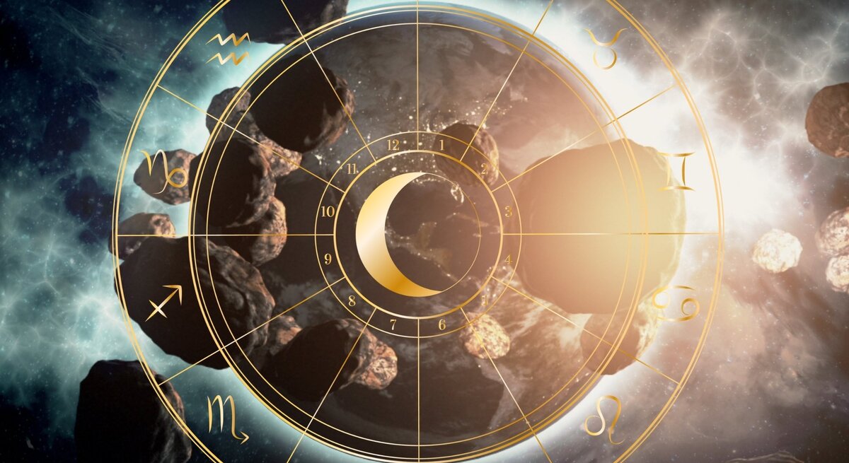 Illustration eines astrologischen Tierkreises mit goldenen Symbolen der zwölf Sternzeichen, die sich kreisförmig um ein zentrales Mond-Symbol anordnen. Im Hintergrund sind zahlreiche Asteroiden zu sehen, die durch den Weltraum treiben, begleitet von leuchtenden Nebeln und kosmischem Licht. Die Szene vermittelt eine Verbindung zwischen Astrologie und der Bewegung von Himmelskörpern wie Ceres, Pallas, Vesta und Juno im Asteroidengürtel.