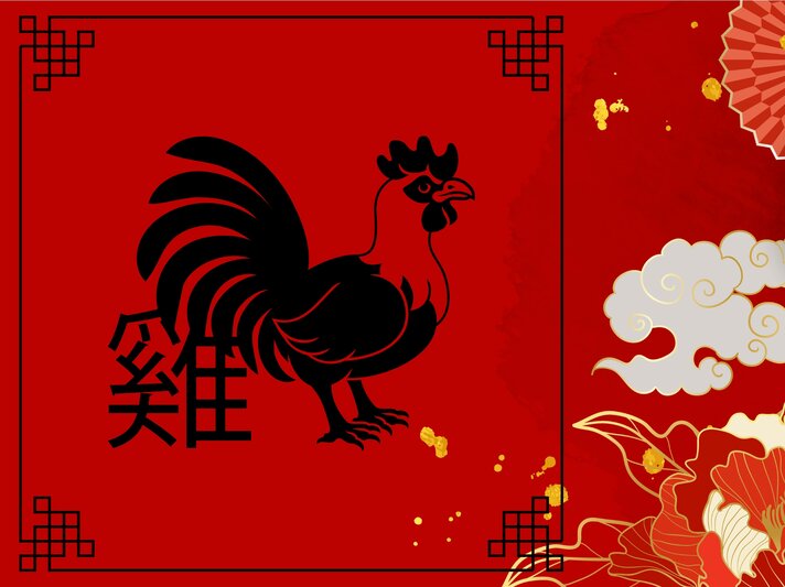 Ein stilisiertes Bild in kräftigem Rot mit einem schwarzen Symbol des Hahns, das eines der 12 chinesischen Tierkreiszeichen darstellt. Das dazu passende chinesische Schriftzeichen ist unten links zu sehen, umgeben von dekorativen, traditionellen Mustern, goldenen Wolken und floralen Elementen. | © GeoImages, chomphu's Images und vectortwins via Canva.com [M]