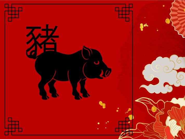 Ein stilisiertes Bild in kräftigem Rot mit einem schwarzen Symbol des Schweins, das eines der 12 chinesischen Tierkreiszeichen darstellt. Das dazu passende chinesische Schriftzeichen ist oben links zu sehen, umgeben von dekorativen, traditionellen Mustern, goldenen Wolken und floralen Elementen. | © GeoImages, chomphu's Images und vectortwins via Canva.com [M]
