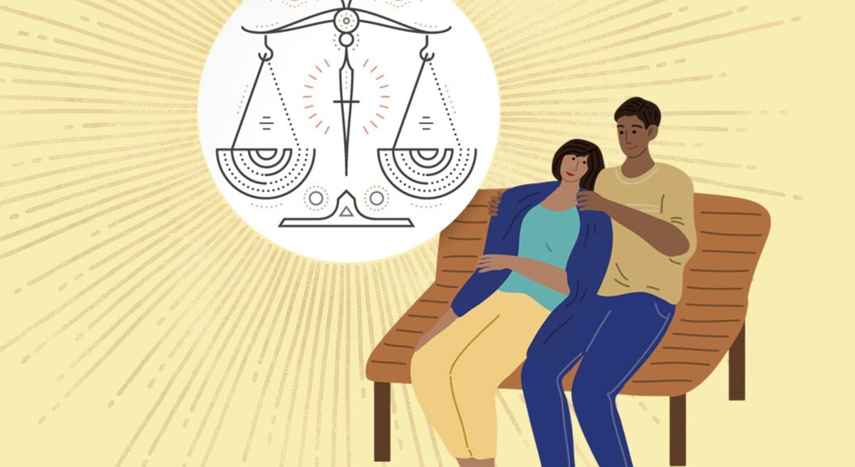  Das Bild zeigt eine Illustration eines Paares, das entspannt auf einer Bank sitzt. Der Mann legt seinen Arm um die Frau, die sich an ihn anlehnt, was eine ruhige und harmonische Stimmung vermittelt. Im Hintergrund ist eine große Sonne mit strahlenden Linien zu sehen, und in der Mitte des Bildes befindet sich eine Waage, das astrologische Symbol des Sternzeichens Waage. Die Szene suggeriert Gleichgewicht, Harmonie und Achtsamkeit, passend zum Thema der Balance im Leben, das für das Sternzeichen Waage von Bedeutung ist.
