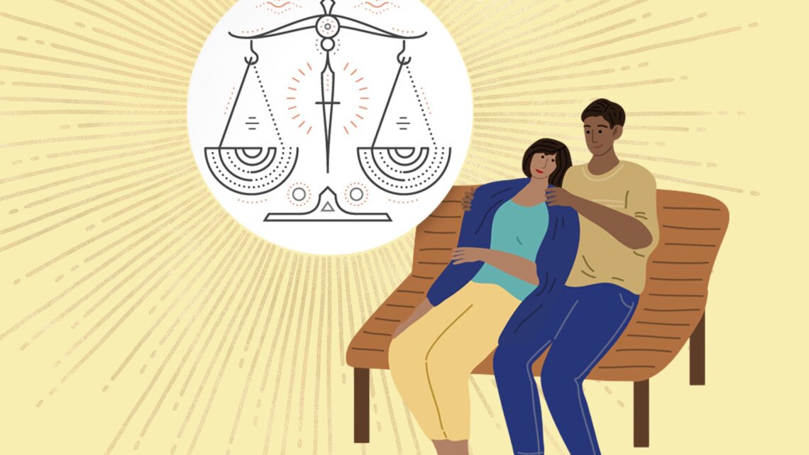  Das Bild zeigt eine Illustration eines Paares, das entspannt auf einer Bank sitzt. Der Mann legt seinen Arm um die Frau, die sich an ihn anlehnt, was eine ruhige und harmonische Stimmung vermittelt. Im Hintergrund ist eine große Sonne mit strahlenden Linien zu sehen, und in der Mitte des Bildes befindet sich eine Waage, das astrologische Symbol des Sternzeichens Waage. Die Szene suggeriert Gleichgewicht, Harmonie und Achtsamkeit, passend zum Thema der Balance im Leben, das für das Sternzeichen Waage von Bedeutung ist. | © Getty Images [M]