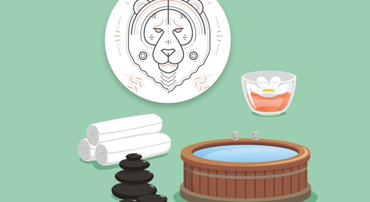 Eine Illustration zeigt das Symbol des Sternzeichens Löwe, stilisiert als majestätischer Löwenkopf. Vor dem Symbol sind verschiedene Achtsamkeitsobjekte zu sehen: gestapelte Handtücher, schwarze Massage-Steine, eine Holzwanne mit Wasser und eine Schale mit einer Blume. Das Bild vermittelt Ruhe, Selbstfürsorge und Entspannung, passend zu Achtsamkeitstechniken, die dem Löwen helfen, mehr innere Balance zu finden. Der Hintergrund ist in einem sanften Grün gehalten, was eine beruhigende Atmosphäre schafft.