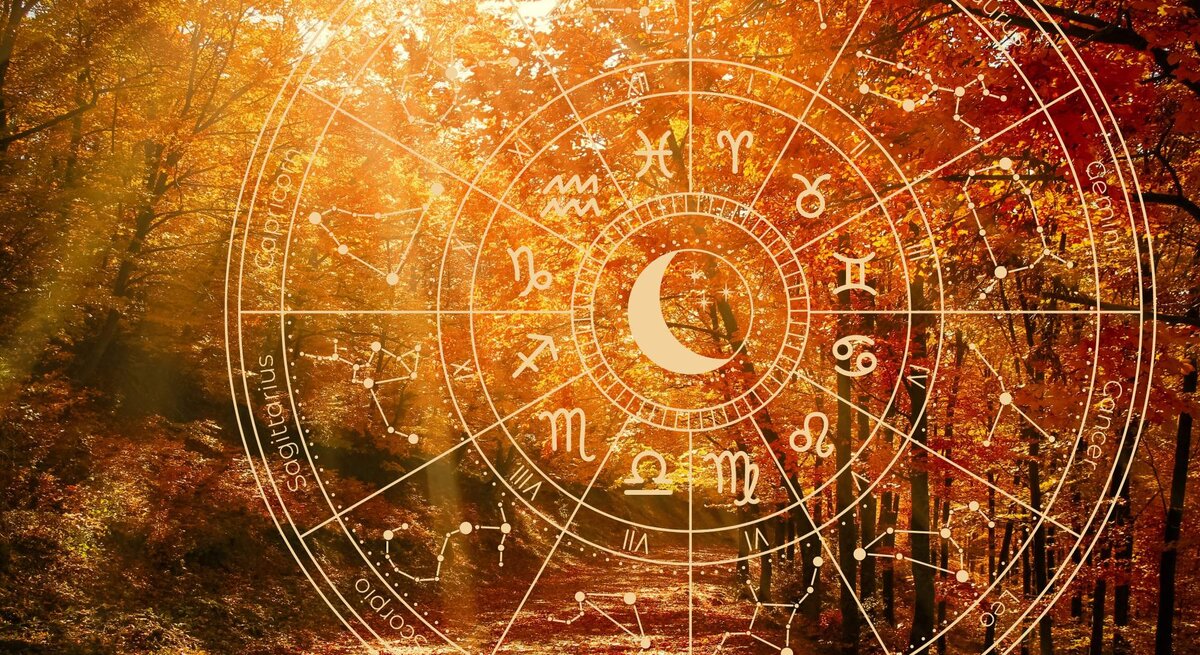 Ein herbstlicher Wald mit leuchtenden, orangefarbenen Blättern wird von Sonnenstrahlen durchflutet. Über die Szenerie ist ein großes astrologisches Rad mit Tierkreiszeichen und einem zentralen Mondsymbol projiziert. Die Kombination aus Astrologie und der Herbstlandschaft symbolisiert die Herbst-Tagundnachtgleiche und den Übergang in die Waage-Saison, die Harmonie, Gleichgewicht und Veränderung im Jahreszyklus repräsentiert.