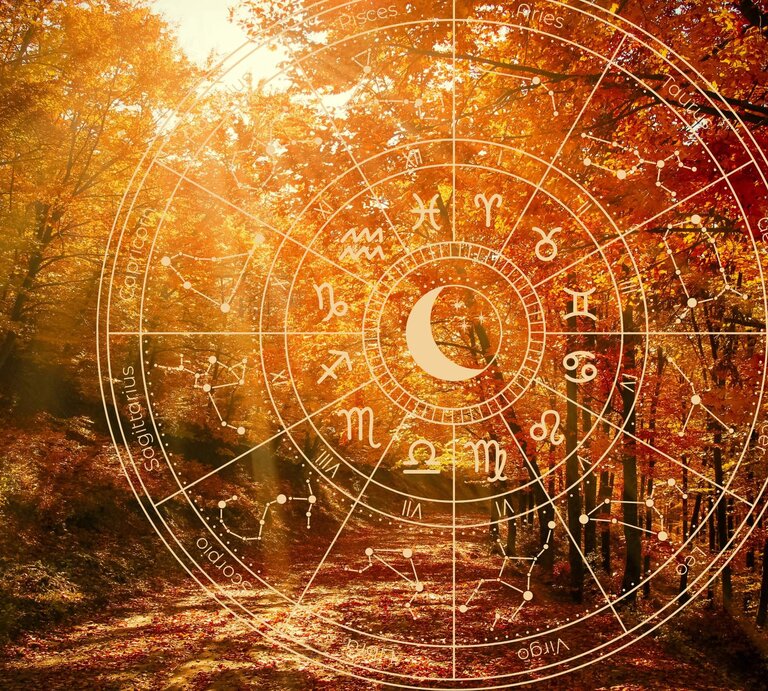 Ein herbstlicher Wald mit leuchtenden, orangefarbenen Blättern wird von Sonnenstrahlen durchflutet. Über die Szenerie ist ein großes astrologisches Rad mit Tierkreiszeichen und einem zentralen Mondsymbol projiziert. Die Kombination aus Astrologie und der Herbstlandschaft symbolisiert die Herbst-Tagundnachtgleiche und den Übergang in die Waage-Saison, die Harmonie, Gleichgewicht und Veränderung im Jahreszyklus repräsentiert. | © pixabay/ Valiphotos und WinWin.artlab via Canva.com [M]