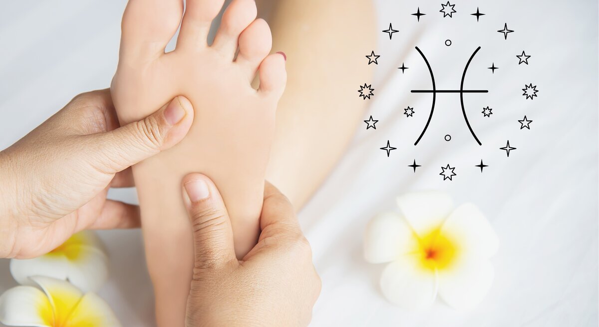 Das Bild zeigt eine Nahaufnahme einer Fußmassage. Eine Person massiert den Fuß einer anderen Person, die auf einem weißen Untergrund liegt. Neben dem Fuß sind zwei weiße Plumeria-Blüten mit gelben Zentren platziert, die dem Bild eine entspannende und tropische Atmosphäre verleihen. Rechts neben dem Fuß ist das astrologische Symbol für Fische (Pisces) abgebildet, umgeben von kleinen Sternen. Der Hintergrund ist hell und beruhigend, was die Wellness- und Entspannungsthematik des Bildes unterstreicht.