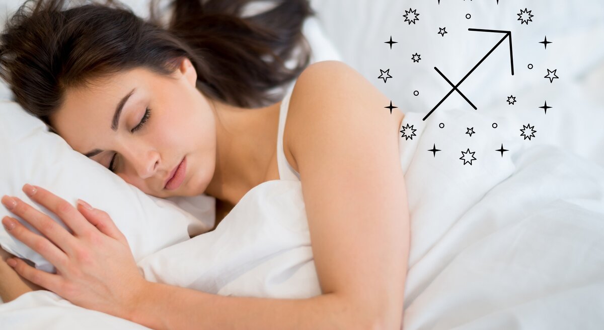 Das Bild zeigt eine junge Frau mit dunklem Haar, die friedlich auf der Seite schläft. Sie liegt in einem weißen Bett und ist in weiße Bettwäsche gehüllt. Rechts neben ihr ist das astrologische Symbol für Schütze (Sagittarius) abgebildet, umgeben von kleinen Sternen. Der Hintergrund ist ebenfalls weiß, was dem Bild eine ruhige und harmonische Atmosphäre verleiht.