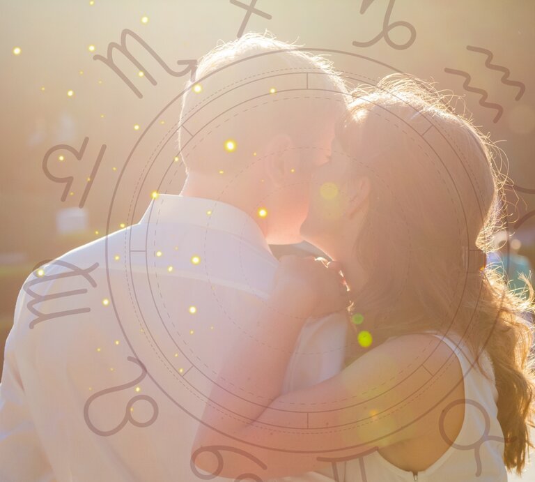 Ein Paar, umgeben von den Symbolen der Sternzeichen, flüstert sich etwas ins Ohr. | © Adobe Stock, NNclipart, Julia Dreams/ Julia Dreams und Keronyart's Images/ Be keronyart via Canva.com [M]