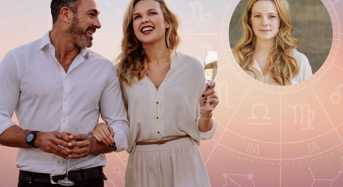 Ein lächelndes Paar, beide in weißer Kleidung, gehen Arm in Arm und halten jeweils ein Glas Sekt. Im Hintergrund ist ein astrologisches Diagramm mit Sternzeichen-Symbolen zu sehen. In einem kreisförmigen Einsatz oben rechts im Bild ist eine blonde Frau mit welligem Haar abgebildet, die direkt in die Kamera schaut. Die Szene strahlt Freude und Eleganz aus.