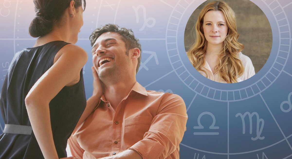 Ein Paar, ein Mann und eine Frau, lächelt und lacht miteinander. Die Frau steht vor dem Mann und streichelt sein Gesicht, während er sitzt. Im Hintergrund ist ein astrologisches Rad mit Symbolen der Tierkreiszeichen zu sehen. Oben rechts im Bild befindet sich ein rundes Porträt von Dating-Coach Anna Wilitzki, einer Frau mit langen blonden Haaren und einem weißen Hemd.