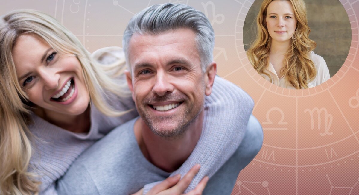 Das Bild zeigt ein lachendes Paar in einer intimen, fröhlichen Szene. Im Hintergrund ist ein astrologisches Thema mit Sternzeichen-Symbolen zu sehen. In einem kreisförmigen Rahmen auf der rechten Seite ist das Porträt von Dating-Coach Anna Wilitzki zu sehen, eine lächelnde Frau mit langen blonden Haaren. Das gesamte Bild vermittelt eine heitere und romantische Stimmung.