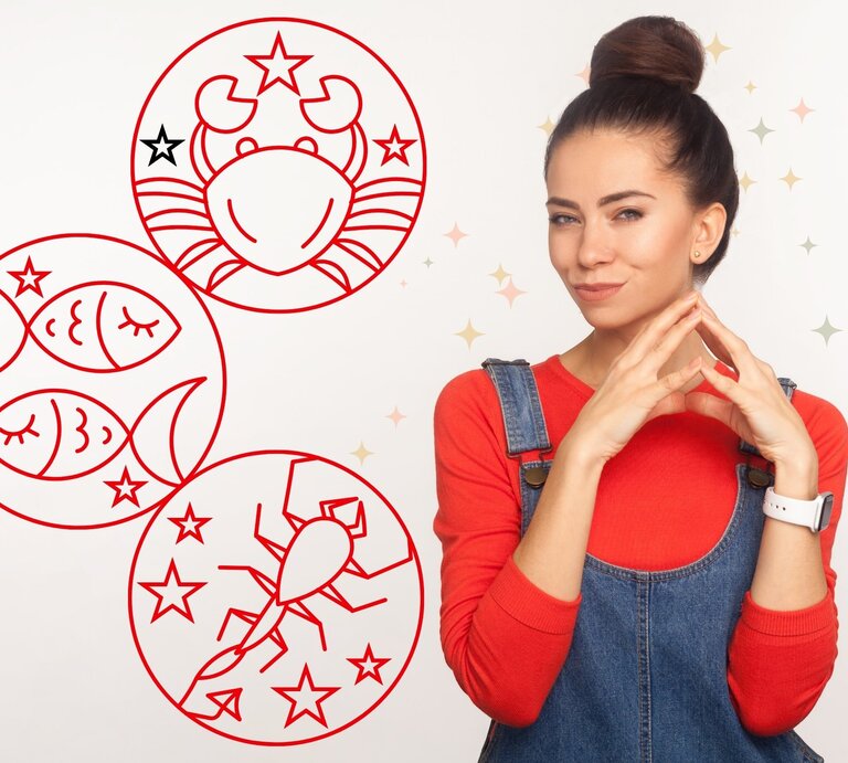 Junge Frau mit schelmischem Blick und gefalteten Fingern vor drei roten Sternzeichen-Symbolen für Krebs, Skorpion und Fische – den Wasserzeichen. Symbolik für emotionale Tiefe, Täuschung und astrologische Schattenseiten. | © Khosro, WC Studio und PAINTORS via Canva.com [M]