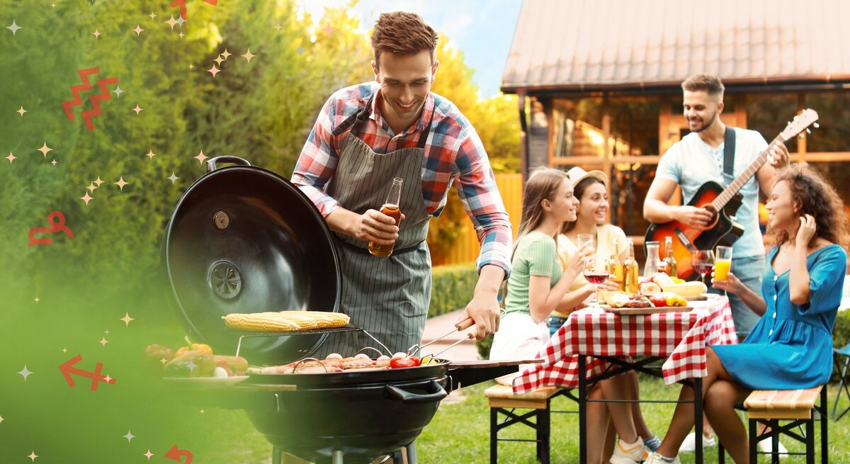 Ein fröhlicher Mann in einem karierten Hemd und einer Schürze grillt auf einem Grill im Freien, während er ein Getränk hält. Hinter ihm genießt eine Gruppe von Freunden ein Picknick mit einem gedeckten Tisch mit einer rot-weißen Tischdecke. Einer spielt Gitarre, während die anderen lachen und sich unterhalten. Der Hintergrund ist ein grüner Garten und ein Haus mit einem roten Dach an einem sonnigen Tag. Über dem Bild sind verschiedene Symbole verteilt, die die Sternzeichen darstellen.