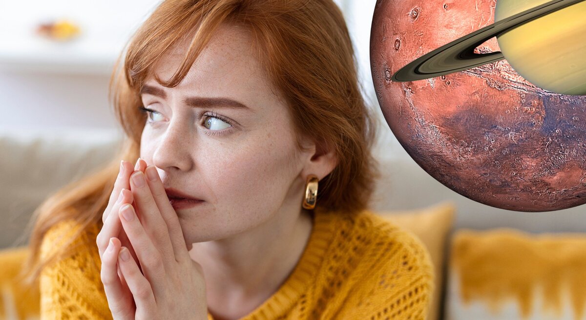 Eine besorgte rothaarige Frau in einem gelben Pullover sitzt drinnen, die Hände gefaltet, und schaut nachdenklich zur Seite. Direkt neben ihrem Kopf ist eine überdimensionale Darstellung des Planeten Mars mit dem Ring von Saturn montiert, als ob sie im Weltraum schweben und ein Fenster zur kosmischen Szene darstellen.