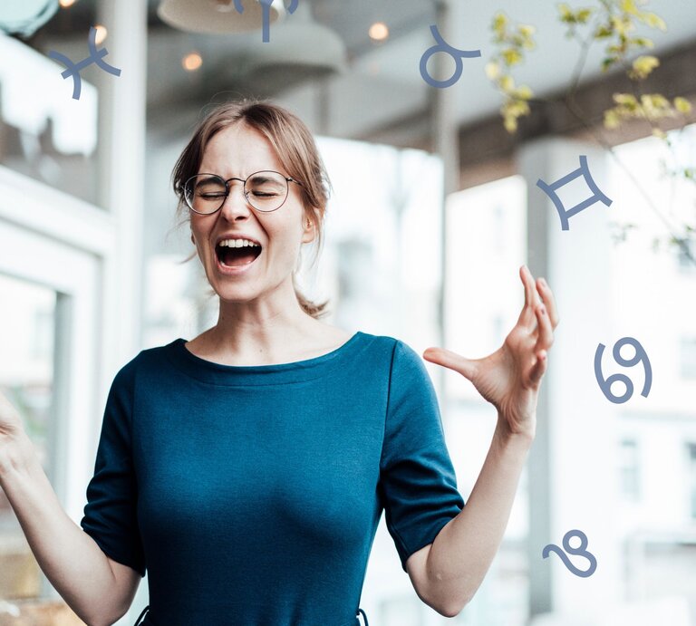 Eine Frau mit blauem Pullover und Brille hat total genervt die Arme gehoben und den Mund geöffnet, als würde er einen Verzweiflungsschrei von sich genen. | © Getty Images/ Westend61 und Chikovnaya via Canva.com [M]
