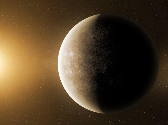 Planet Merkur im Universum wird von rechts von der Sonne angestrahlt. | © Getty Images/ Dronandy via Canva.com