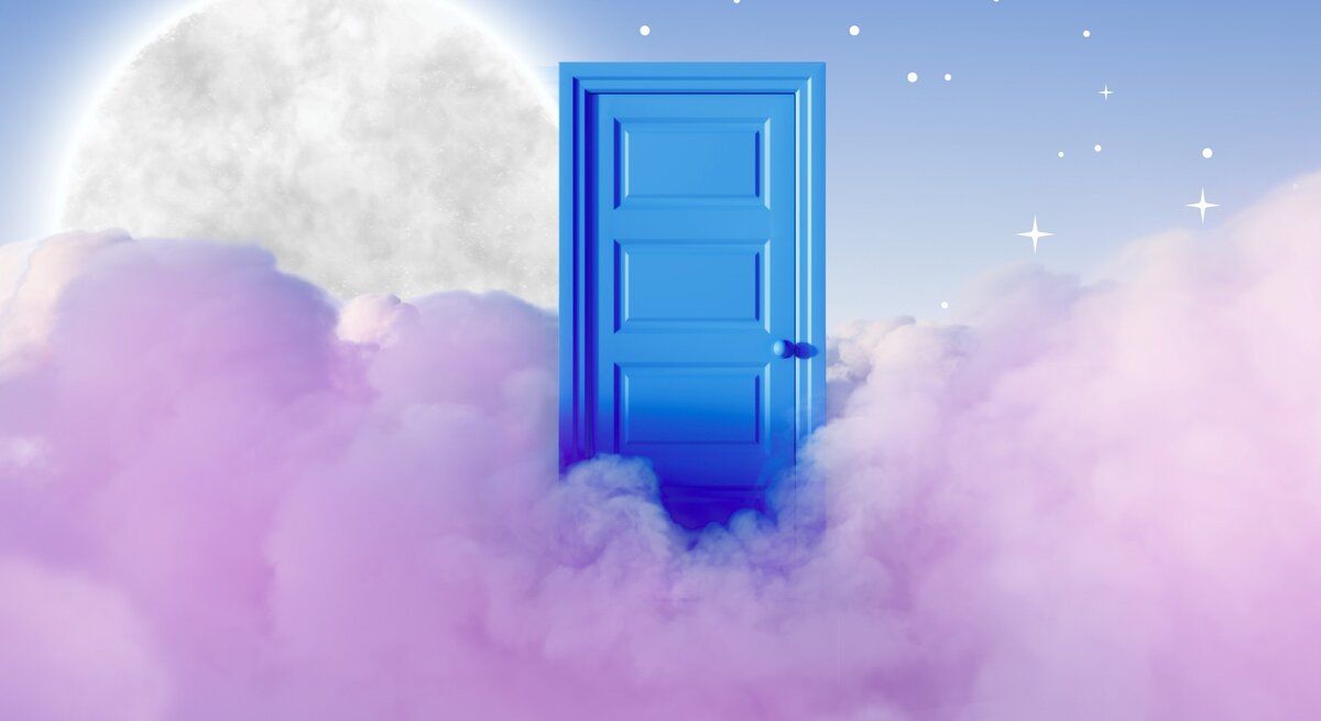 Das Bild zeigt eine surreale Szene mit einem großen, leuchtenden Vollmond am blauen Himmel, umgeben von Sternen. Eine leuchtend blaue Tür steht auf Wolken, die sich im unteren Bildbereich ausbreiten und in zarte Rosatöne übergehen. Die Szene vermittelt eine traumhafte, fast mystische Atmosphäre.
