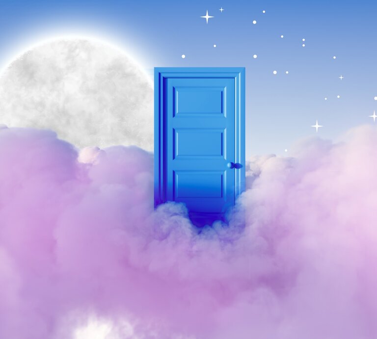 Das Bild zeigt eine surreale Szene mit einem großen, leuchtenden Vollmond am blauen Himmel, umgeben von Sternen. Eine leuchtend blaue Tür steht auf Wolken, die sich im unteren Bildbereich ausbreiten und in zarte Rosatöne übergehen. Die Szene vermittelt eine traumhafte, fast mystische Atmosphäre. | © NeoLeo/Gettyimages, icons8s-team, rimelastudio via Canva.com [M]