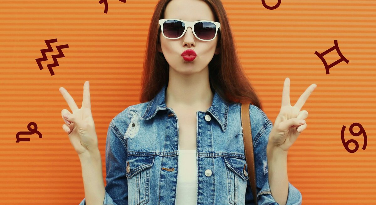 Eine junge Frau trägt eine Sonnenbrille und auffällig roten Lippenstift, sie macht einenn Kussmund und das Friedenszeichen mit beiden Händen vor einer orange gestreiften Wand. Sie trägt eine Jeansjacke und hat lange, dunkle Haare. Um sie herum sind verschiedene astrologische Symbole verteilt, darunter der Wassermann, Zwillinge, und andere, sowie das Symbol für das Sternzeichen Fische, das mit der Zahl 69 dargestellt wird.
