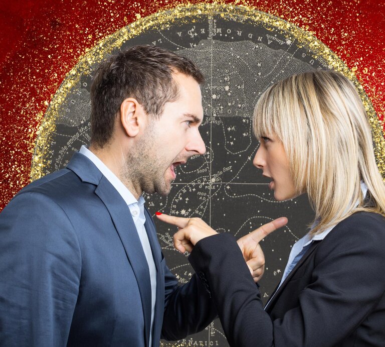 Ein Mann und eine Frau in Businesskleidung stehen sich gegenüber und streiten heftig. Beide zeigen mit ihren Fingern aufeinander. Im Hintergrund ist ein roter Kreis mit goldenen Glitzereffekten und einem Sternenkartenmuster zu sehen. | © Adobe Stock/ DDRockstar, jmbeestudio und canvacreativestudio via Canva.com [M]