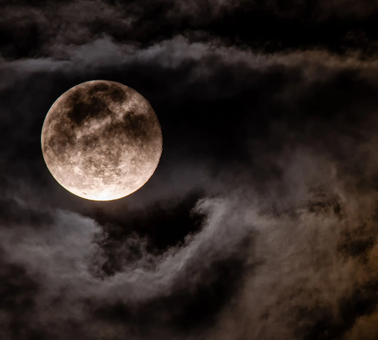 Vollmond am dunklen Nachthimmel mit geheimnisvollen Wolken – Symbolbild für das Mondhoroskop im November 2025 und die besondere Energie dieser Mondphase. | © Pexels/Brett Sayles via Canva.com
