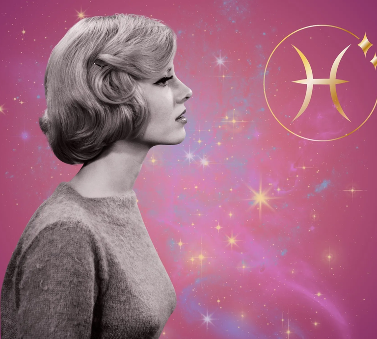 Symbolbild für das Jahreshoroskop 2026 für das Sternzeichen Fische. Illustration einer Frau im Retrostil vor einem pink-lilafarbenen Hintergrund mit einem bunten Sternennebel und dem goldglänzenden Symbol des Sternzeichens. | © Getty Images/ George Marks, Bombdesign und Artulina via Canva.com [M]
