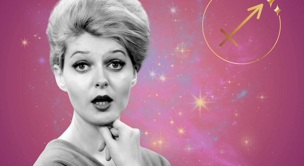 Symbolbild für das Jahreshoroskop 2026 für das Sternzeichen Schütze. Illustration einer Frau im Retrostil vor einem pink-lilafarbenen Hintergrund mit einem bunten Sternennebel und dem goldglänzenden Symbol des Sternzeichens.