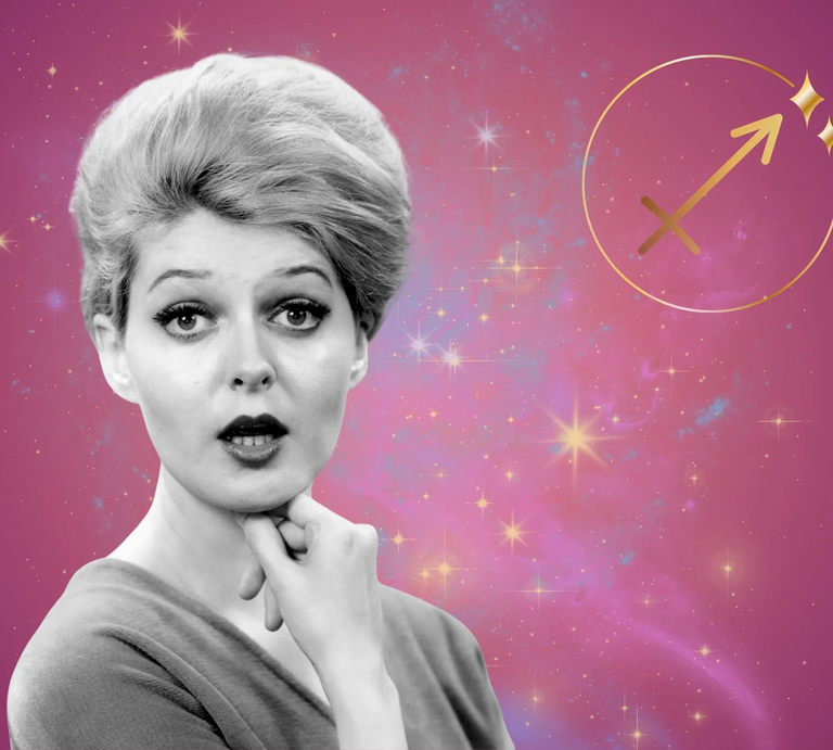 Symbolbild für das Jahreshoroskop 2026 für das Sternzeichen Schütze. Illustration einer Frau im Retrostil vor einem pink-lilafarbenen Hintergrund mit einem bunten Sternennebel und dem goldglänzenden Symbol des Sternzeichens. | © Getty Images/ George Marks, Bombdesign und Artulina via Canva.com [M]