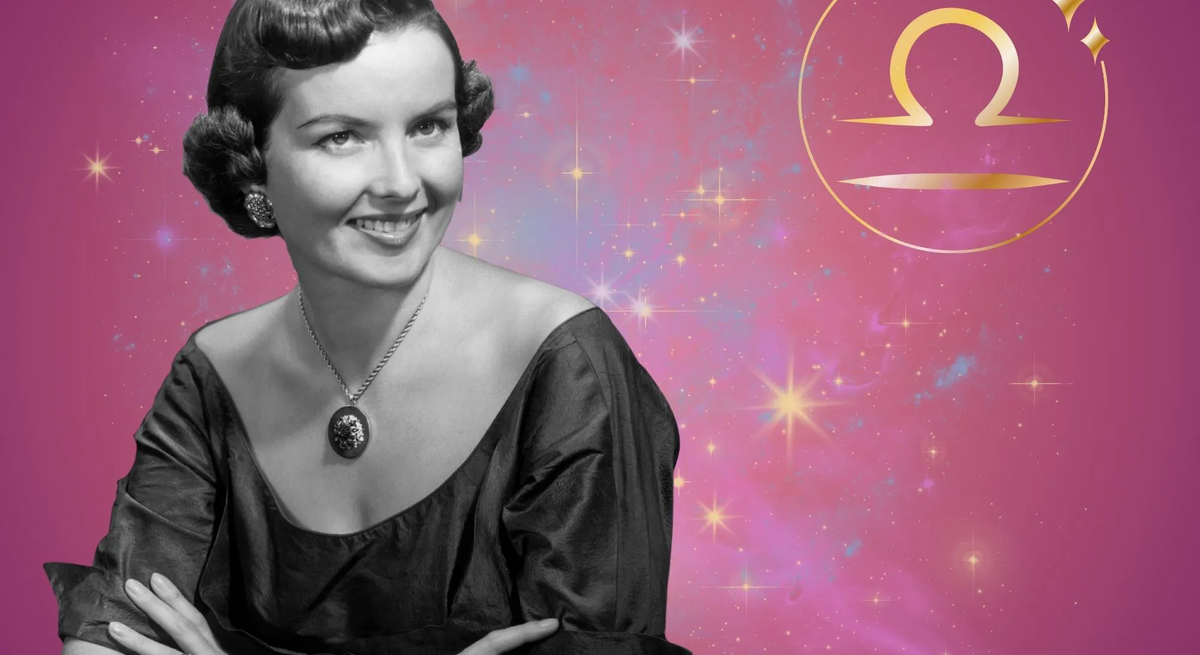 Symbolbild für das Jahreshoroskop 2026 für das Sternzeichen Waage. Illustration einer Frau im Retrostil vor einem pink-lilafarbenen Hintergrund mit einem bunten Sternennebel und dem goldglänzenden Symbol des Sternzeichens.