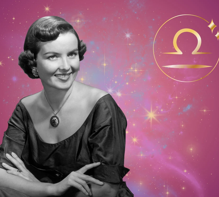 Symbolbild für das Jahreshoroskop 2026 für das Sternzeichen Waage. Illustration einer Frau im Retrostil vor einem pink-lilafarbenen Hintergrund mit einem bunten Sternennebel und dem goldglänzenden Symbol des Sternzeichens. | © Getty Images/ George Marks, Bombdesign und Artulina via Canva.com [M]